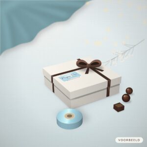 Voorbeeldafbeelding kerstpakket met bonbondoos en lint